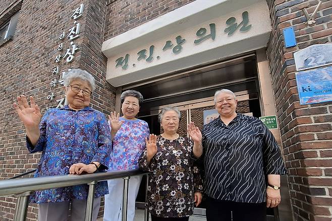 전진상의원·복지관은 1975년부터 지난 50년간 취약계층의 건강 복지 증진을 위해 노력하고 있다. 왼쪽부터 김영자 간호사, 최소희 약사, 유송자 사회복지사, 배현정 의사.  [이승환기자]