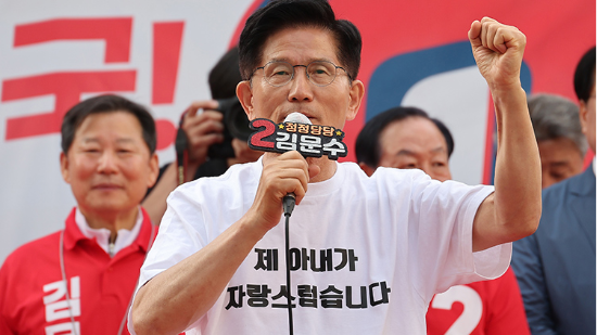 김문수 국민의힘 대선 후보가 5월 30일 오후 강원 춘천시청 인근에서 열린 춘천시 유세에서 지지를 호소하고 있다.