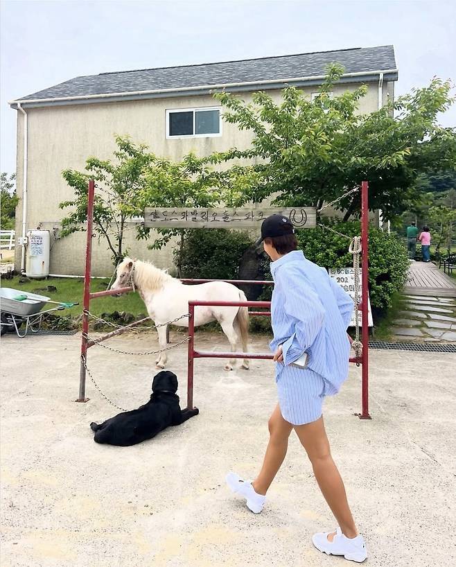 진서연은 시원한 블루 스트라이프 오버핏 셔츠에 셋업처럼 연출한 반바지를 매치했다.사진=진서연 SNS