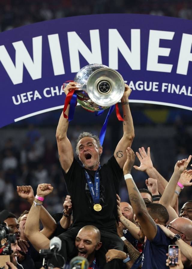 엔리케 감독은 “이 경기를 걸작이라고 해도 될지는 모르겠다. 그러나 정말 멋지게 출발했다. 우리는 놀라운 모습을 보였다. 인테르가 숨 쉴 틈조차 주지 않았다”며 “우리의 트로피 진열장에 유일하게 없는 건 바로 챔피언스리그 우승 트로피였다. 이제 그걸 가졌다. 하지만 여기서 멈추지 않을 것이다. 계속해서 축구를 정복할 것이다”라고 다짐했다. 사진=AFP=연합뉴스