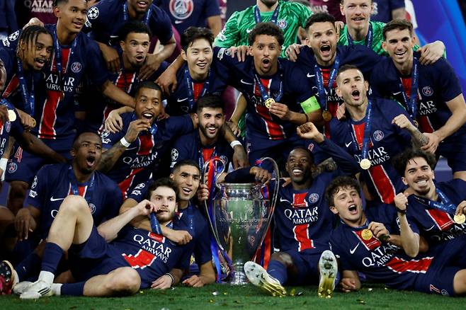 1일(한국시간) 독일 뮌헨 알리안츠 아레나에서 열린 유럽축구연맹(UEFA) 챔피언스리그 결승전 파리 생제르맹(PSG)과 인터 밀란의 경기에서 승리하며 우승을 차지한 파리 생제르맹 이강인이 동료들과 함께 트로피 세리머니를 펼치며 기쁨을 나누고 있다. /로이터=뉴스1