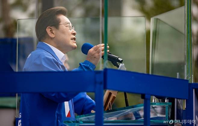 (청주=뉴스1) 이재명 기자 = 이재명 더불어민주당 대통령 후보가 31일 오후 충북 청주시 오창프라자 앞 광장에서 시민들에게 지지를 호소하고 있다. 2025.5.31/뉴스1  Copyright (C) 뉴스1. All rights reserved. 무단 전재 및 재배포,  AI학습 이용 금지.