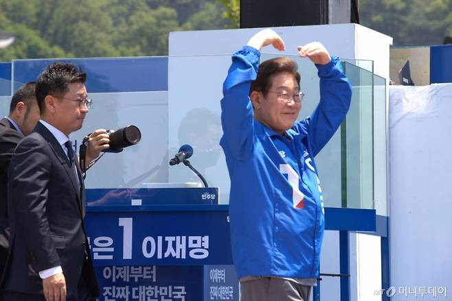 (안동=뉴스1) 신성훈 기자 = 이재명 더불어민주당 대통령 후보가 1일 자신의 고향인 안동 웅부공원에서 유세를 하고 있다.2025.6.1/뉴스1  Copyright (C) 뉴스1. All rights reserved. 무단 전재 및 재배포,  AI학습 이용 금지. /사진=(안동=뉴스1) 신성훈 기자