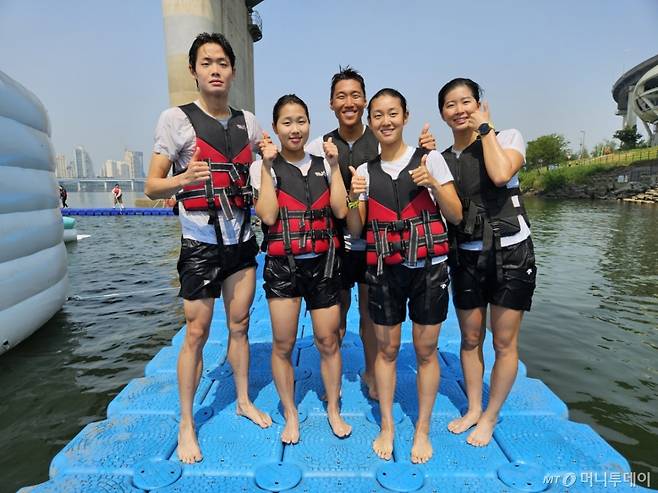 1일 오전 서울 광진구 뚝섬한강공원에서 열린 '쉬엄쉬엄 한강 3종 축제'를 찾아 '한강 풍덩 존'에 설치된 '미끄러운 기둥 건너기'를 체험한 서울시청 직장운동경기부 트라이애슬론(철인3종경기)팀 소속 선수들. 왼쪽부터 서광재(23), 김태향(18), 김완혁(29), 장윤서(19), 김민주(20) 선수. /사진=정세진 기자