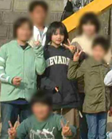 성실하다고 평가받던 츠지 나츠미는 5학년 말 공격적인 성향을 동급생들에게 드러냈다. 사진은 온라인 커뮤니티에서 거론된 당시 츠지(가운데)의 모습. /사진=온라인 커뮤니티 갈무리