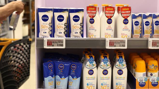 선크림을 사용할 때 귀를 빼먹지 말고 발라야 피부암 발생을 줄일 수 있다는 전문가 경고가 나왔다./사진=뉴시스