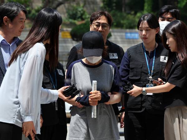 제21대 대통령 선거 사전투표 첫날 서울 강남구의 한 투표소에서 배우자의 신분증으로 대리 투표한 혐의를 받는 선거사무원 A 씨가 1일 오후 서울 서초구 서울중앙지법에서 열린 구속 전 피의자 심문(영장실질심사)에 출석하고 있다./사진=뉴스1 황기선 기자