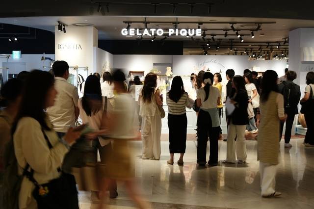 지난달 30일 오픈과 함께 인파가 몰린 젤라또피케 롯데월드타워 팝업스토어