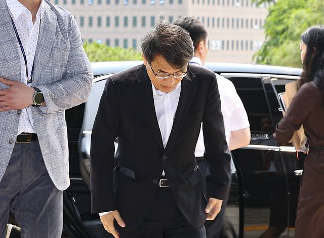 30일 고개 숙이면서 청사 안으로 들어가는 노태악 중앙선관위원장. 뉴시스