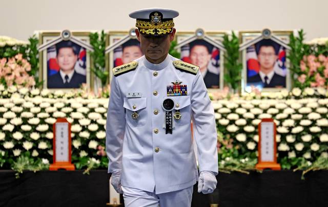 양용모 해군참모총장이 1일 경북 포항시 남구 해군 항공사령부 강당에서 엄수된 해군 P-3CK 917호기 순직자 영결식에서 분향을 마친 후 발걸음을 옮기고 있다. 뉴시스 제공