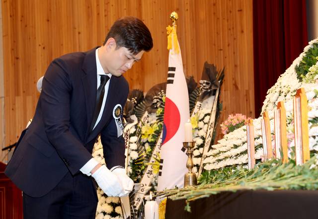 1일 경북 포항시 해군 항공사령부 강당에서 엄수된 ‘해군 P-3CK 917호기 순직자 영결식’에서 국민의힘 김용태 비상대책위원장이 분향하고 있다. 연합뉴스