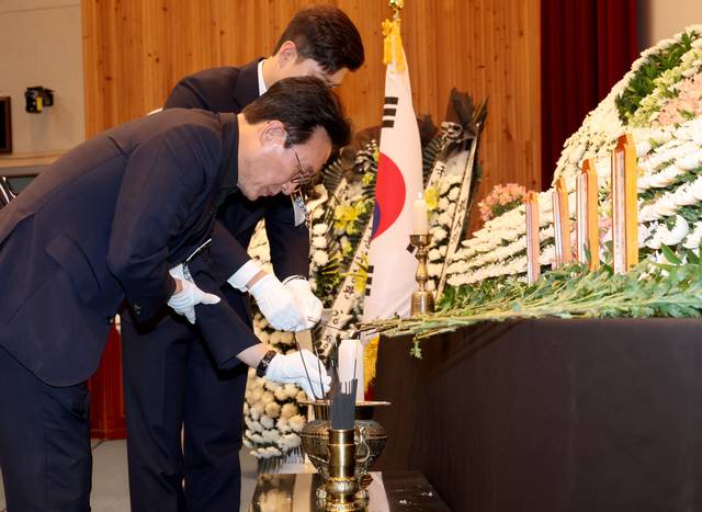 1일 경북 포항시 해군 항공사령부 강당에서 엄수된 ‘해군 P-3CK 917호기 순직자 영결식’에서 더불어민주당 김민석 수석최고위원이 분향하고 있다.  연합뉴스
