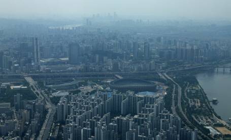 서울 송파구 롯데월드타워 전망대 서울스카이에서 바라본 서울 송파구와 강남구, 서초구 아파트. 뉴시스