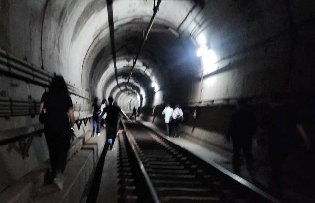 31일 오전 8시 47분께 서울 지하철 5호선 여의나루에서 마포역 방향으로 향하던 지하철에서 방화로 인한 화재가 발생해 승객들이 철로를 통해 대피하고 있다. 뉴시스(독자 제공)