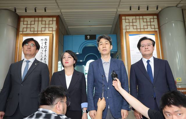 국회 행정안전위원회 소속 윤건영, 용혜인, 채현일, 김성회 의원이 1일 ‘리박스쿨’이라는 보수 성향 단체의 댓글 조작 의혹에 대한 경찰의 신속한 수사를 촉구하며 서울 서대문구 경찰청 방문을 마친 뒤 발언하고 있다. 연합뉴스