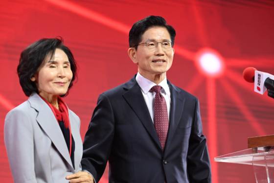 김문수(사진 오른쪽) 국민의힘 대선 후보와 배우자 설난영 여사. 연합뉴스(공동취재단)