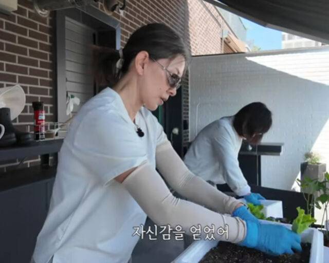 이미숙이 테라스에서 각종 작물을 심고 행복해했다. / 유튜브 '숙스러운 미숙씨' 캡처