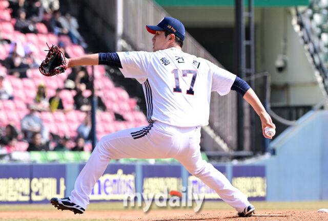 2025년 3월 14일 오후 서울 잠실야구장에서 2025 신한 SOL뱅크 KBO 리그 시범경기 KIA 타이거즈와 두산 베어스의 경기가 열렸다. 두산 홍건희가 7회초 구원등판해 역투하고 있다./마이데일리