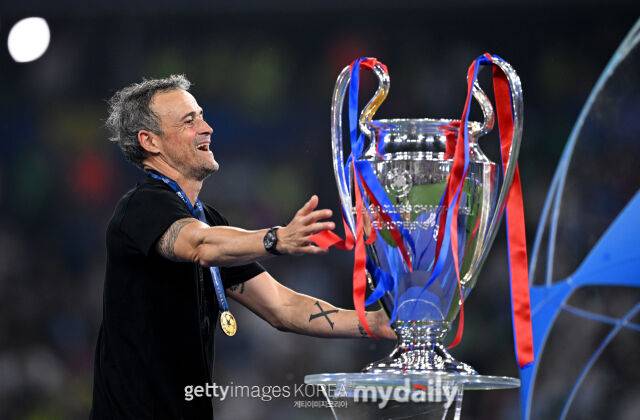 빅이어를 품에 안는 PSG의 루이스 엔리케 감독. /게티이미지코리아