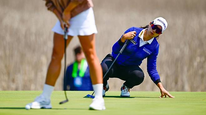 김아림이 1번 홀 그린에서 동반 플레이어인 린 그랜트의 퍼팅을 지켜보고 있다. [사진=USGA]