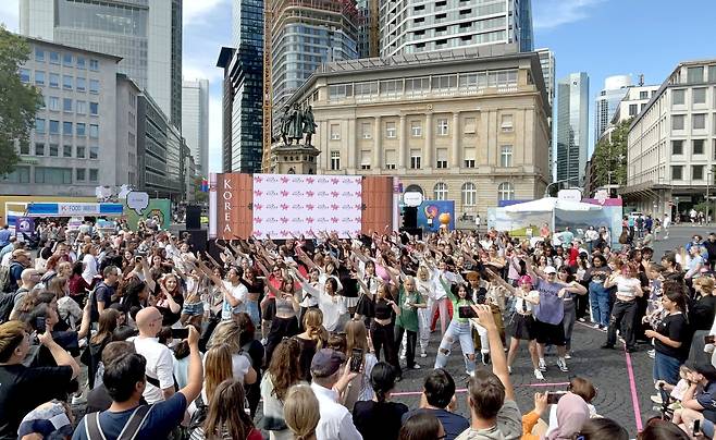 독일에서 열린 한국문화관광대전. K-팝 커버댄스