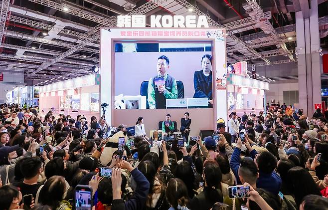 중국에서 열린 K-관광쇼에 푸바오의 할부지 강철원사육사가 토크쇼를 하고 있다.