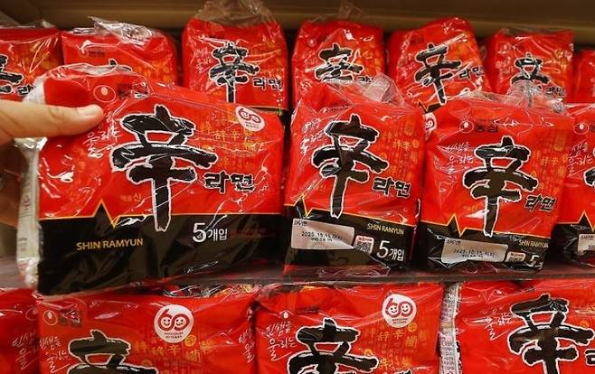 지난 1일 서울의 한 대형마트에 진열된 주요 가공식품. [연합]