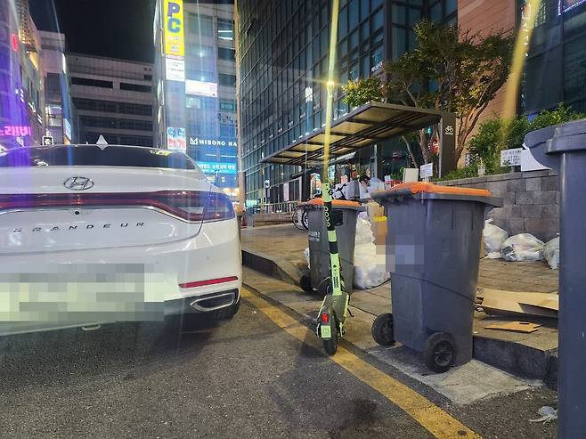 서울 시내 길거리에 방치된 전동킥보드. 고재우 기자