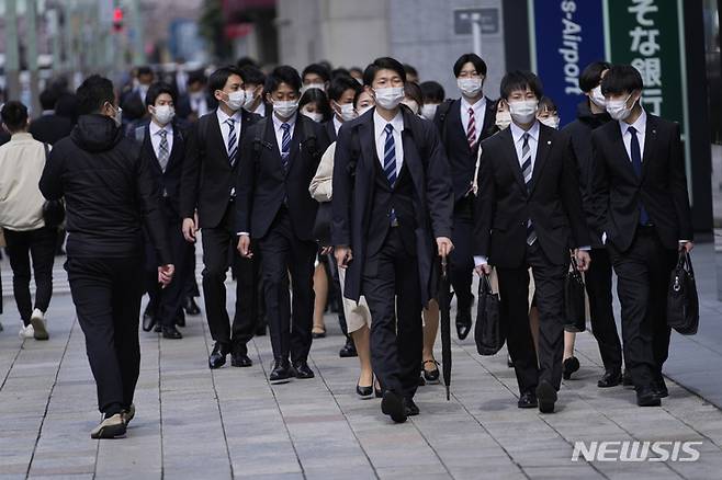 [도쿄=AP/뉴시스]일본의 정규직 가운데 여성의 임금이 남성보다 높은 일본 기업은 2%에 불과하다고 마이니치신문이 7일 보도했다. 자료사진은2022년 4월 일본 도쿄의 한 신입사원들 모습. 2023.03.07.