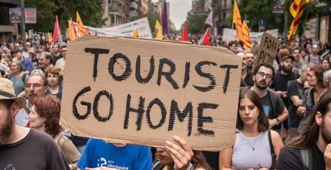 [서울=뉴시스] 스페인에서 관광객을 반대하는 시위가 벌어지고 있는 모습이다 (사진=엑스 캡쳐) 2025.03.19.photo@newsis.com *재판매 및 DB 금지