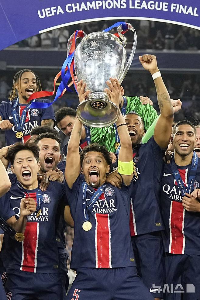 [뮌헨=AP/뉴시스] 프랑스 프로축구 리그앙 파리 생제르맹(PSG)의 이강인과 선수단. 2025.05.31.