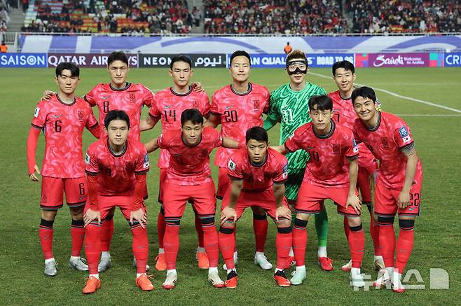[수원=뉴시스] 김명년 기자 = 25일 경기 수원시 수원월드컵경기장에서 열린 2026 국제축구연맹(FIFA) 북중미 월드컵 아시아 지역 3차 예선 B조 8차전 대한민국과 요르단의 경기, 대한민국 선수들이 기념촬영하고 있다. 2025.03.25. kmn@newsis.com