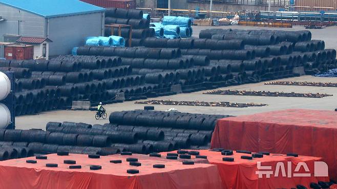 [평택=뉴시스] 추상철 기자 = 22일 오후 경기 평택항에 철강제품이 쌓여 있다. 2025.05.22. scchoo@newsis.com