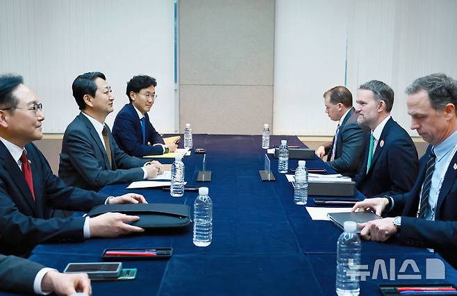 [세종=뉴시스]안덕근 산업통상자원부 장관은 16일 제주 서귀포시 제주국제컨벤션센터(ICC)에서 제이미슨 그리어(Jamieson Greer) 미국 무역대표부(USTR) 대표와 면담을 통해 지난 1일 개최된 기술협의 경과를 점검하고 이에 대한 양국 입장을 교환했다.(사진=산업부 제공)