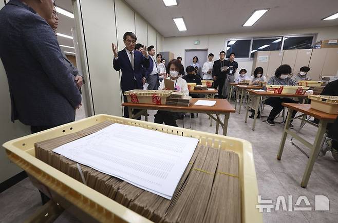 [서울=뉴시스] 김근수 기자 = 노태악 중앙선거관리위원장이 31일 오후 동대문구·성동구 선거관리위원회 합동청사에서 제21대 대선 사전투표로 진행된 우편투표 수량 확인 작업을 점검하고 있다. 2025.05.31. ks@newsis.com