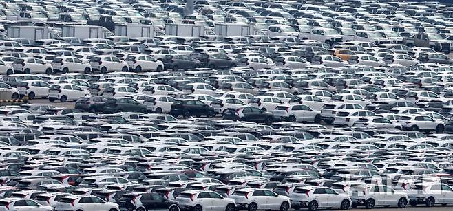 [평택=뉴시스] 추상철 기자 = 22일 오후 경기 평택항 자동차 전용부두에 수출 차량이 세워져 있다. 2025.05.22. scchoo@newsis.com