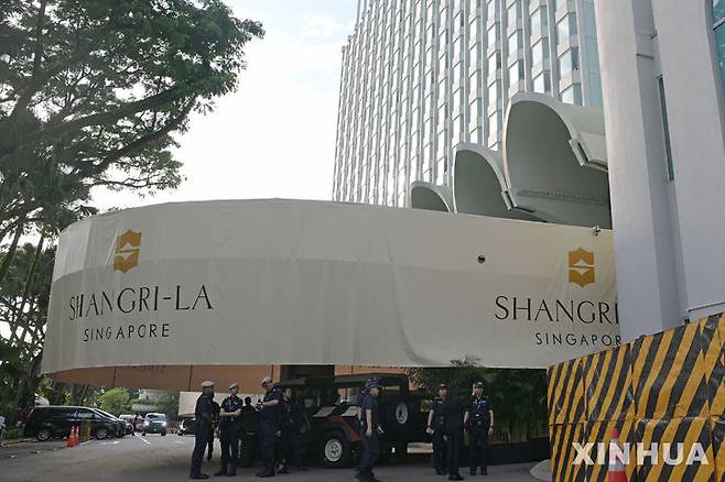 [싱가포르=신화/뉴시스] 5월30일 제22차 아시아 안보회의(샹그릴라 대화)가 열리는 싱가포르 호텔 밖에서 제복을 입은 사람들이 보안 임무를 수행하고 있다. 2025.06.01.