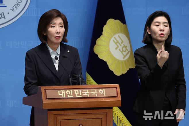 [서울=뉴시스] 조성우 기자 = 나경원(왼쪽) 제21대 대통령 선거 국민의힘 경선 후보가 22일 오후 서울 여의도 국회 소통관에서  부산, 울산, 경남 지역 관련 공약을 발표하고 있다. 2025.04.22. xconfind@newsis.com