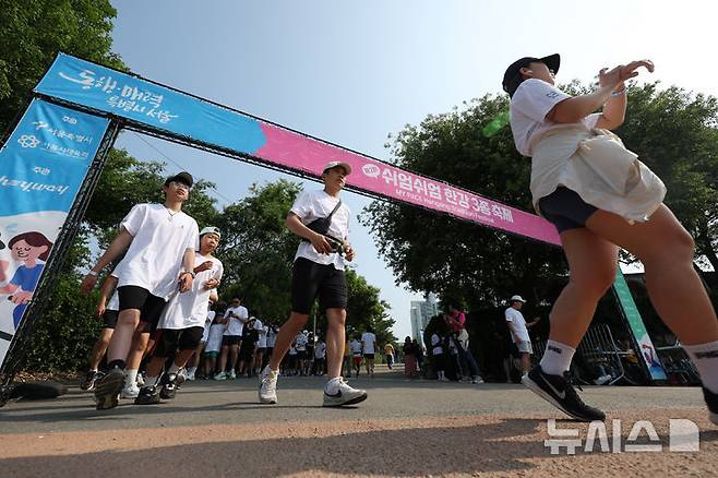 [서울=뉴시스] 김명년 기자 = 1일 오전 서울 광진구 뚝섬한강공원에서 열린 쉬엄쉬엄 한강 3종 축제 10km 달리기 출발점에서 참가자들이 힘차게 출발하고 있다. 2025.06.01. kmn@newsis.com