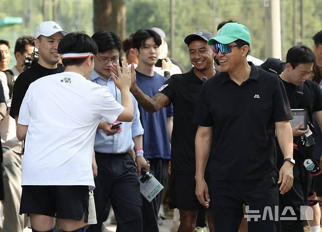 [서울=뉴시스] 김명년 기자 = 오세훈 서울시장이 1일 오전 서울 광진구 뚝섬한강공원에서 열린 쉬엄쉬엄 한강 3종 축제 10km 달리기 출발점에서 FC서울 소속 축구선수 제시 린가드와 함께 참석자들에게 인사하고 있다. 2025.06.01. kmn@newsis.com