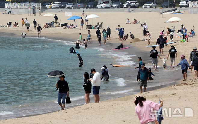 [부산=뉴시스] 하경민 기자 = 초여름 더위가 덮친 1일 부산 해운대구 송정해수욕장을 찾은 시민과 관광객들이 물놀이를 즐기고 있다. 2025.06.01. yulnetphoto@newsis.com