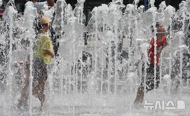 [서울=뉴시스] 김명원 기자 = 한 낮 기온 최고 28도까지 올라까지 오른 1일 서울 종로구 광화문 분수에서 어린이들이 더위를 식히며 즐거운 시간을 갖고 있다. 2025.06.01. kmx1105@newsis.com