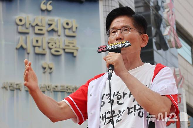 [의정부=뉴시스] 권창회 기자 = 김문수 국민의힘 대선 후보가 1일 경기 의정부시 태조이성계상 인근에서 열린 유세에서 지지호소를 하고 있다. (공동취재) 2025.06.01. photo@newsis.com