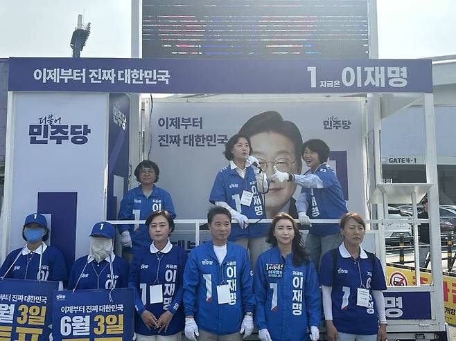 [창원=뉴시스]1일 추미애(가운데) 공동선대위원장이 한정애(오른쪽) 국회의원과 창원NC파크 마산야구장에서 선거유세를 펼치고 있다.(사진=민주당 경남도당 제공) 2025.06.01.photo@newsis.com *재판매 및 DB 금지