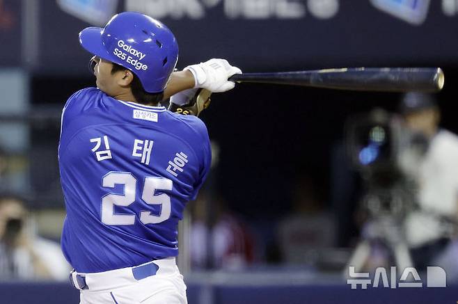 [서울=뉴시스] 최동준 기자 = 1일 서울 송파구 잠실야구장에서 열린 2025 KBO리그 삼성 라이온즈와 LG 트윈스의 경기, 8회초 2사 1루 상황 삼성 김태훈이 2점 홈런을 치고 있다. 2025.06.01. photocdj@newsis.com