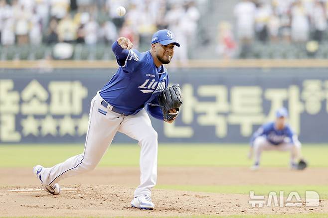 [서울=뉴시스] 최동준 기자 = 1일 서울 송파구 잠실야구장에서 열린 2025 KBO리그 삼성 라이온즈와 LG 트윈스의 경기, 삼성 선발 레예스가 역투하고 있다. 2025.06.01. photocdj@newsis.com