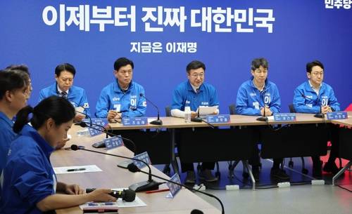 더불어민주당 윤호중 중앙선거대책위원회 총괄본부장(오른쪽 세번째)이 오늘(1일) 서울 여의도 중앙당사에서 열린 긴급 총괄본부장단 회의에서 발언하는 모습. [사진 제공] 연합뉴스