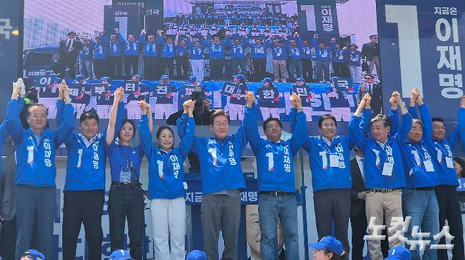 이재명 더불어민주당 대선 후보가 1일 오후 동대구역 광장을 찾아 유세를 펼치고 있다. 곽재화 기자