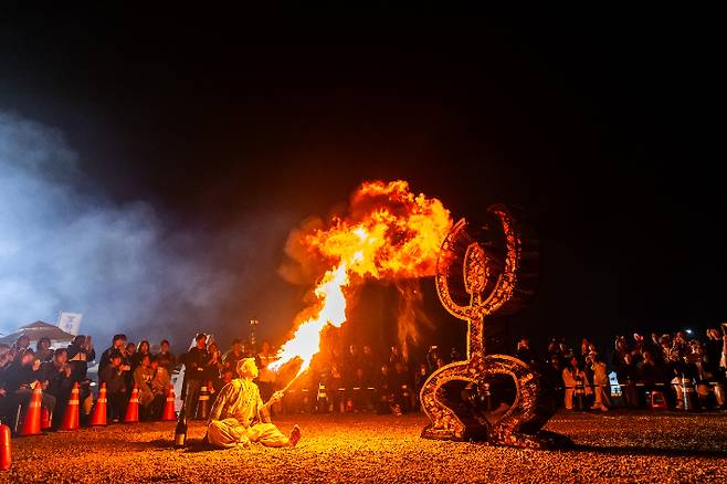 강원 춘천마임축제가 8일간의 일정을 마무리하고 1일 밤샘난장 '도깨비 난장'을 끝으로 막을 내렸다. 춘천시 제공
