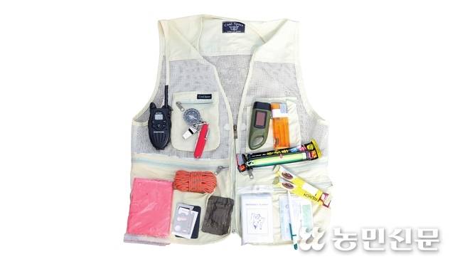 조끼에 커피믹스, 손전등, 접이식 칼 등 작은 물품을 넣어 입으면 양손이 자유로워진다.